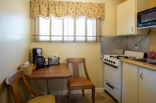 Charm Motel & Suites - 주방