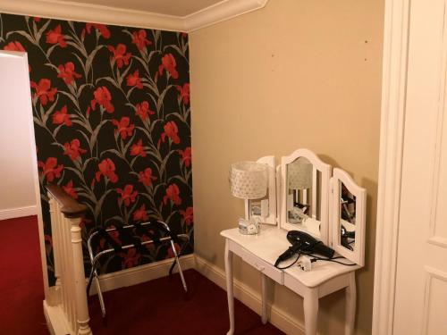 The Commercial Hotel - image 10