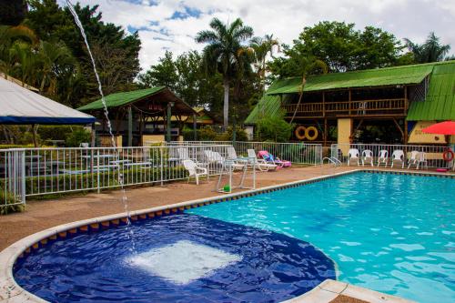 CABAÑA FAMILIAR en EcoparqueChinauta, PISCINA, GRANJA, JUEGOS, PESCA, RESTAURANTE