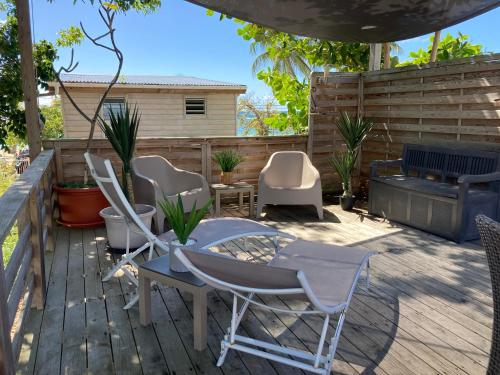 Les pieds dans l'eau face au lagon - Le Bel Instant Les pieds dans l'eau face au lagon - Le Bel Instant