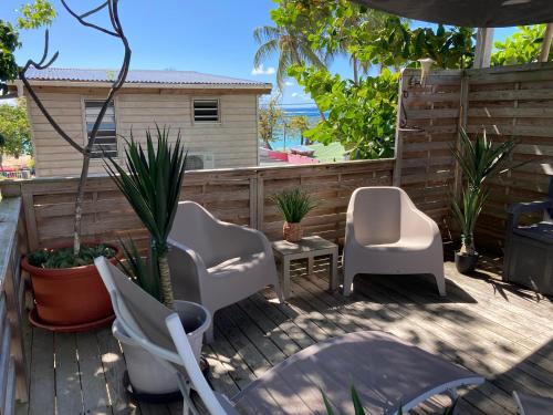 Les pieds dans l'eau face au lagon - Le Bel Instant Les pieds dans l'eau face au lagon - Le Bel Instant