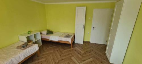 2 bedrooms, 4 beds