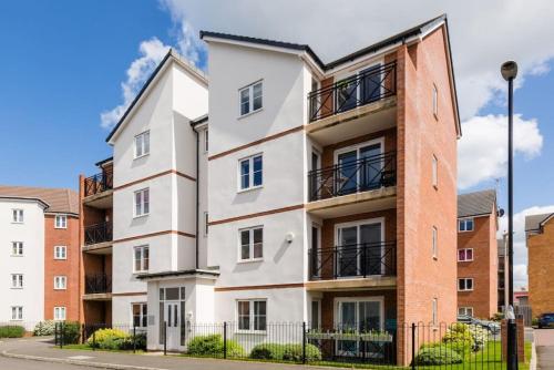 Stylish 2 Bed Flat near Station, Parking, Sleeps 6