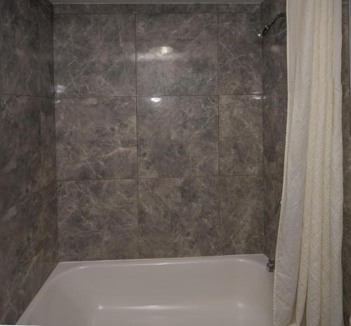 บริการและสิ่งอำนวยความสะดวก, Riverside Inn and Suites in โฮปเวลล์ (VA)