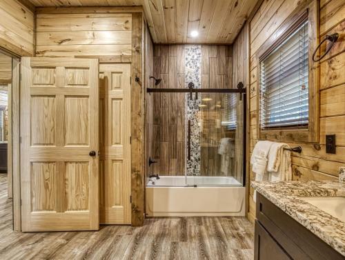 ERN841 - SWEET FEET RETREAT - LOCATION LOCATION AND PRIVATE INDOOR POOL! cabin - image 5
