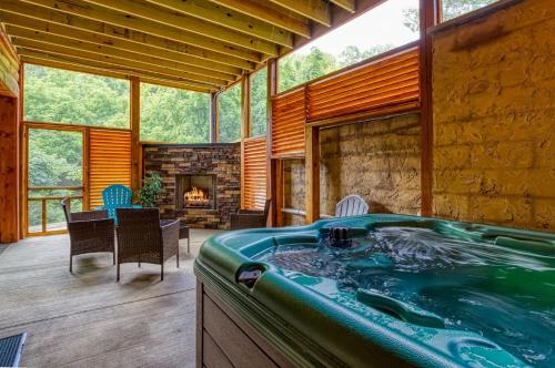 ERN841 - SWEET FEET RETREAT - LOCATION LOCATION AND PRIVATE INDOOR POOL! cabin - image 3