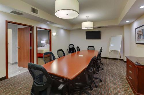 Deluxe King Meeting Room, 2 Rooms - Accessible , Tub