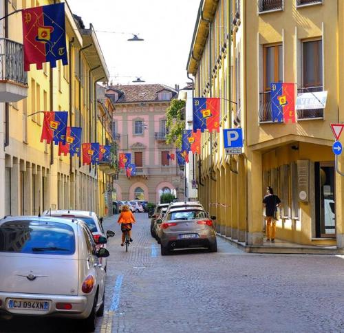 Spazioso appartamento in centro fino a 7 posti - Apartment - Alba