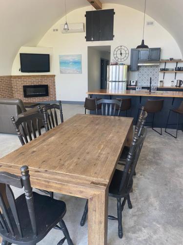 Iekārtas, Unique waterfront house with private beach in Howe Island