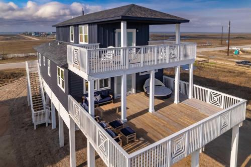 Deck & Ocean Views: Beachfront Home in Freeport in San Luis Island (TX)