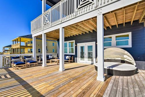 Deck & Ocean Views: Beachfront Home in Freeport in San Luis Island (TX)