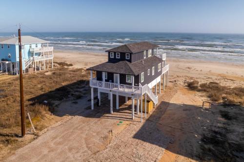 Deck & Ocean Views: Beachfront Home in Freeport in San Luis Island (TX)