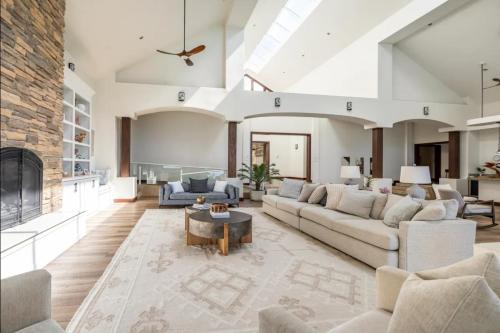 Luxury Kona Mansion - Infinity Pool & Epic Views - Tap to explore photos