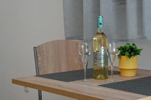 Studio Apartment image 9