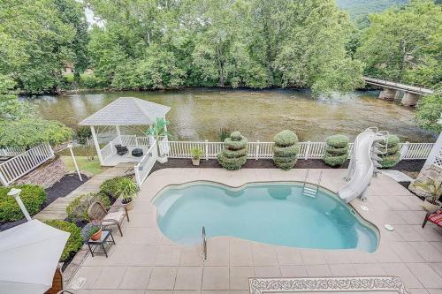 Jackson River Estate Main House Pool, Riverfront, sleeps 15