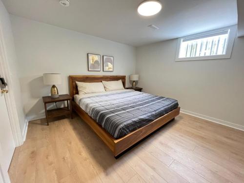 Letitia Heights !A Spacious and Quiet Private Bedroom with Shared Bathroom - Accommodation - Barrie