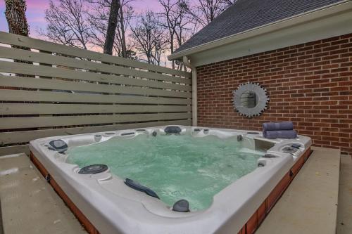 Cozy & Relaxing Home, Hot Tub, Fire Pit, Deck detail
