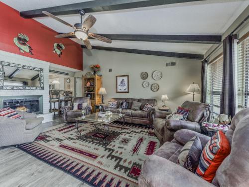 Aspen Run Condo 1A 3 Bedrooms Fireplace Patio WiFi Sleeps 6 - image 3