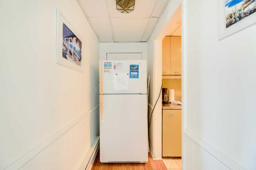Hannahs Place - Beachy Apt with Ocean Views! - image 2