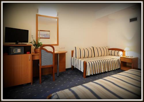 Double Room with Balcony and Mountain View image 6