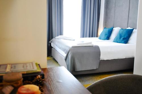 Deluxe Double or Twin Room image 7