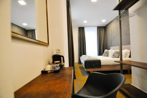 Deluxe Double or Twin Room image 6