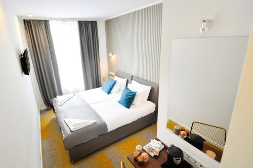 Deluxe Double or Twin Room image 5
