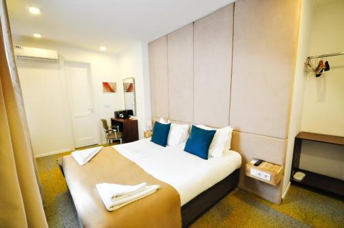 Deluxe Double or Twin Room image 3