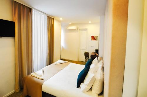 Deluxe Double or Twin Room image 2