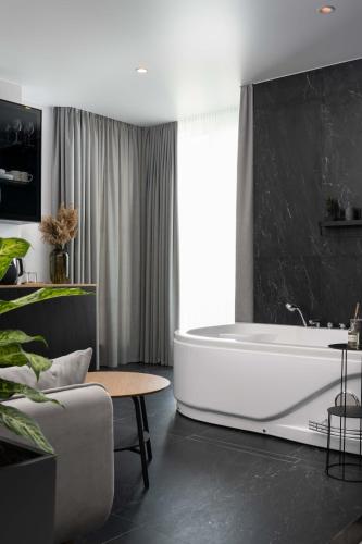 Pezsgőfürdő, BE THE ONE Hotel in Svyatoshynskyj