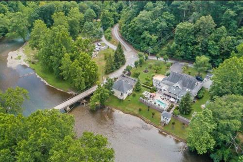 Jackson River Estate Cozy Cottage on the River