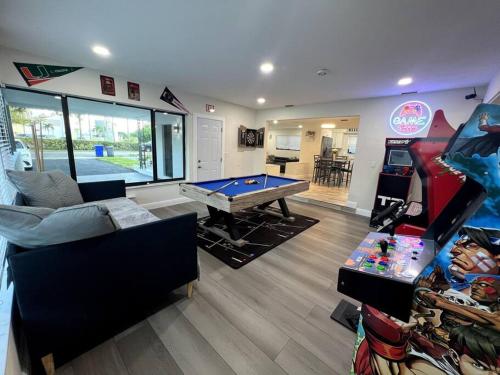 Modern Tropical Oasis with Arcade, HotTub & MiniGolf Room Type - Three-Bedroom House