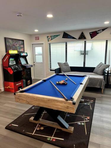 Modern Tropical Oasis with Arcade, HotTub & MiniGolf in Hollywood, USA