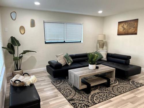 Modern Tropical Oasis with Arcade, HotTub & MiniGolf in Hollywood, USA