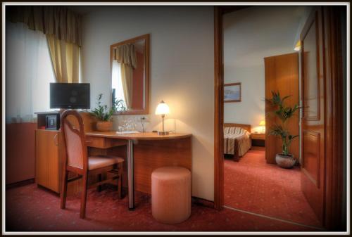 Classic Double Room image 6