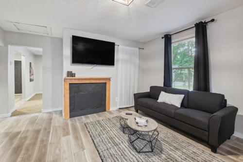 Macon Cottage with Porch - 2 Mi to Downtown! in Macon, USA