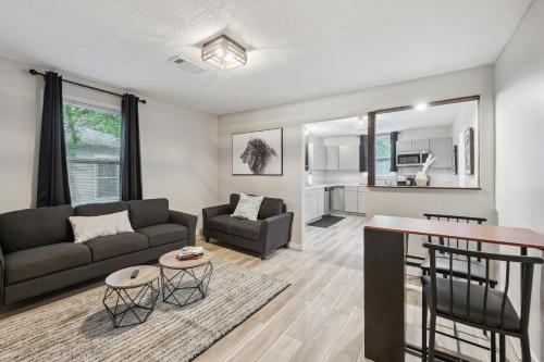 Macon Cottage with Porch - 2 Mi to Downtown! in Macon, USA