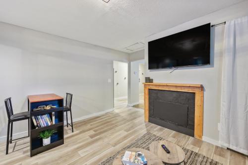 Macon Cottage with Porch - 2 Mi to Downtown! in Macon, USA