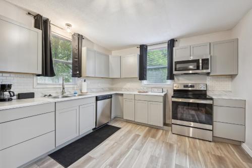 Macon Cottage with Porch - 2 Mi to Downtown! in Macon, USA