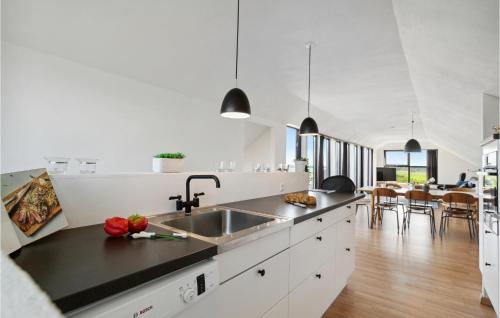 Kitchen, Nice Home In Øster Assels With Wifi in Sillerslev