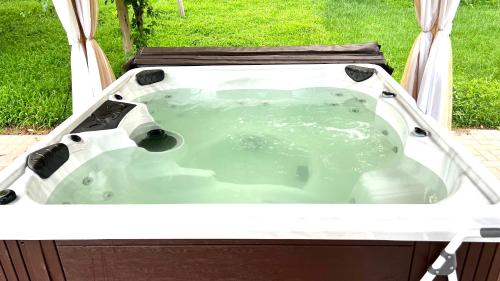 Sleep 10, Hot Tub, Massage Chair, Nintendo, Ping-pong Table and 1 Acre Backyard! in Raleigh, USA