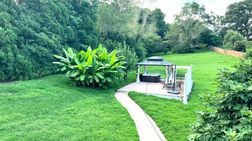 Sleep 10, Hot Tub, Massage Chair, Nintendo, Ping-pong Table and 1 Acre Backyard! in Raleigh, USA