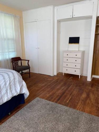 Cozy home, King bed, 3 bedrooms,close to downtown beaches towncenter in Jacksonville, USA