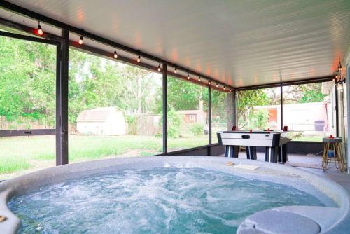 Family Home With Spa & Game Room in Tampa, USA