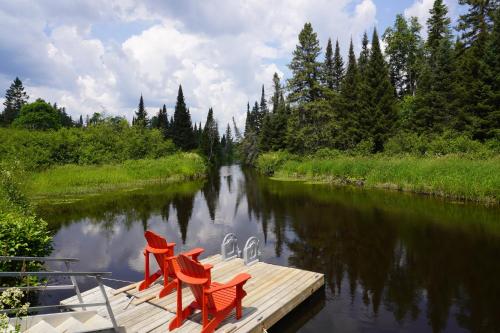 Riverfront Retreat **HOT TUB** WiFi at the edge of Muskoka