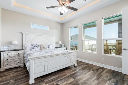 Stylish 4BR Crystal Beach Retreat Walk to Beach