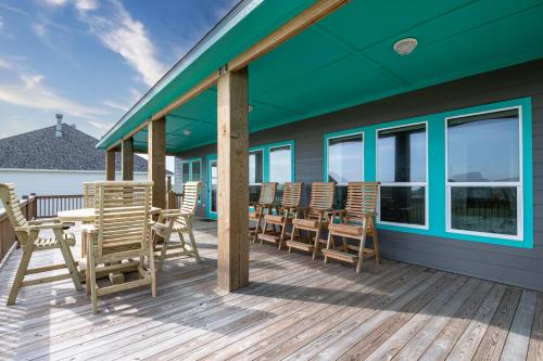 Stylish 4BR Crystal Beach Retreat Walk to Beach in Bolivar Peninsula, USA