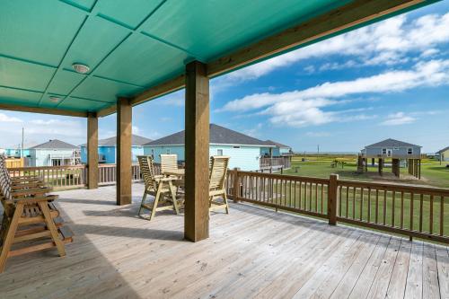 Stylish 4BR Crystal Beach Retreat Walk to Beach