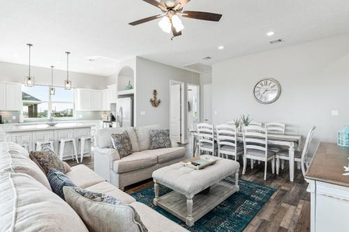 Stylish 4BR Crystal Beach Retreat Walk to Beach