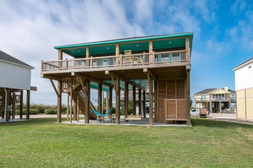 Stylish 4BR Crystal Beach Retreat Walk to Beach